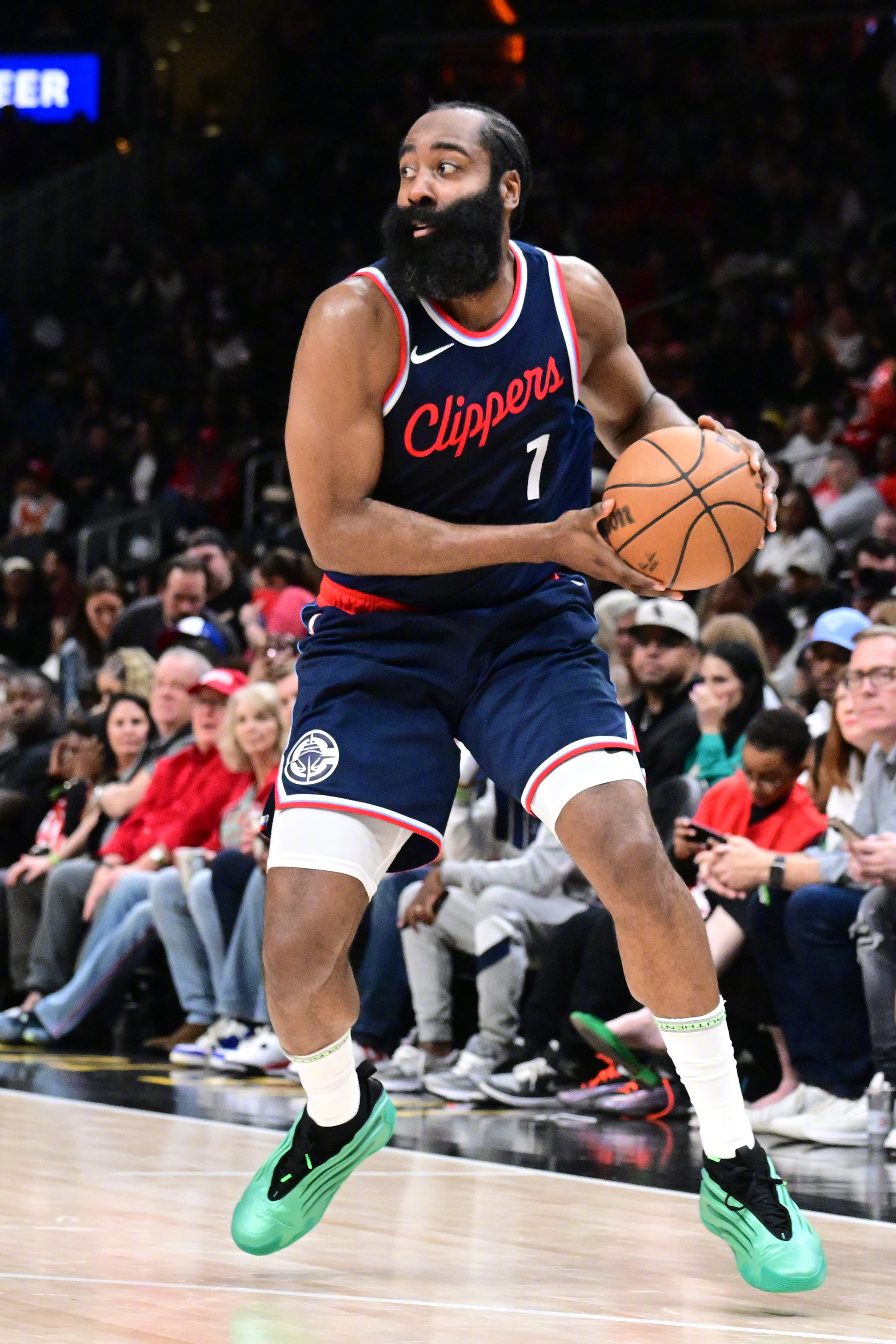 赛地聚焦：NBA常规赛关键时刻热度飙升，深圳男篮篮板制胜，管理层满意，阵容厚度经受考验的简单介绍